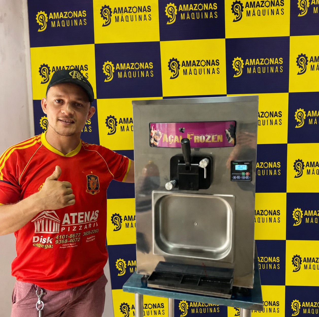 Cliente ao lado de uma máquina de açaí e frozen