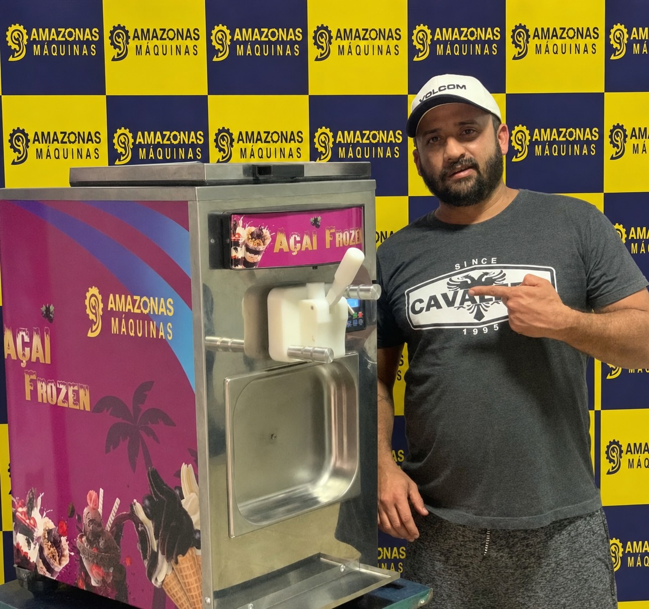 Cliente apresentando máquina personalizada para açaí e frozen