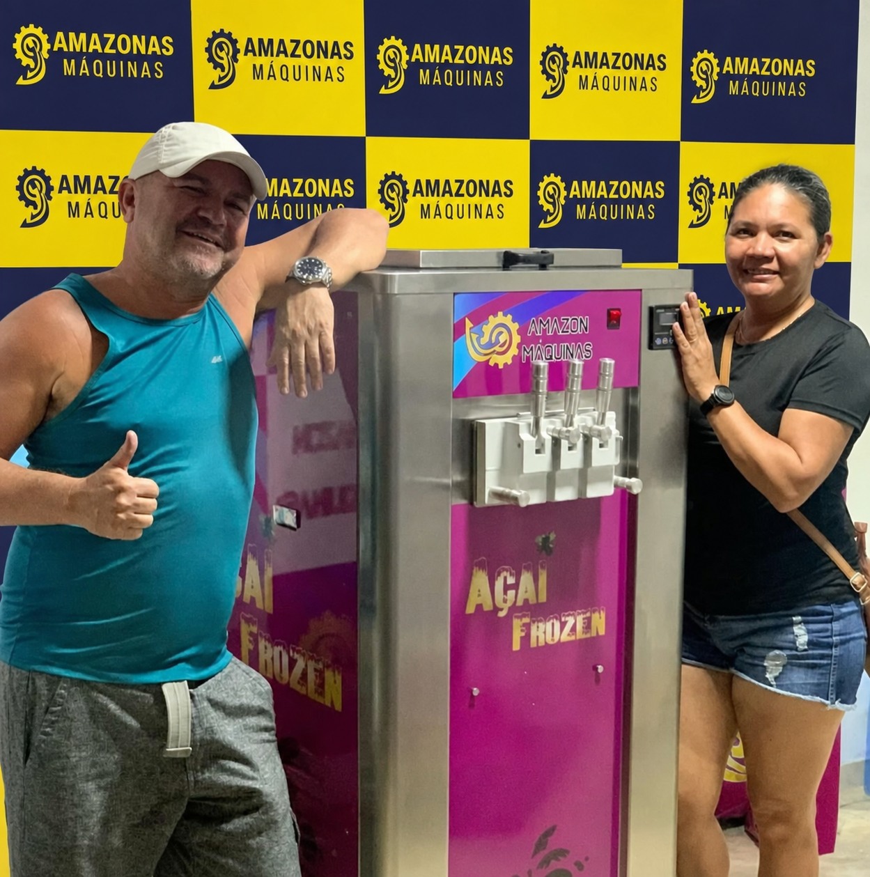 Casal ao lado de máquina Premium com três bicos
