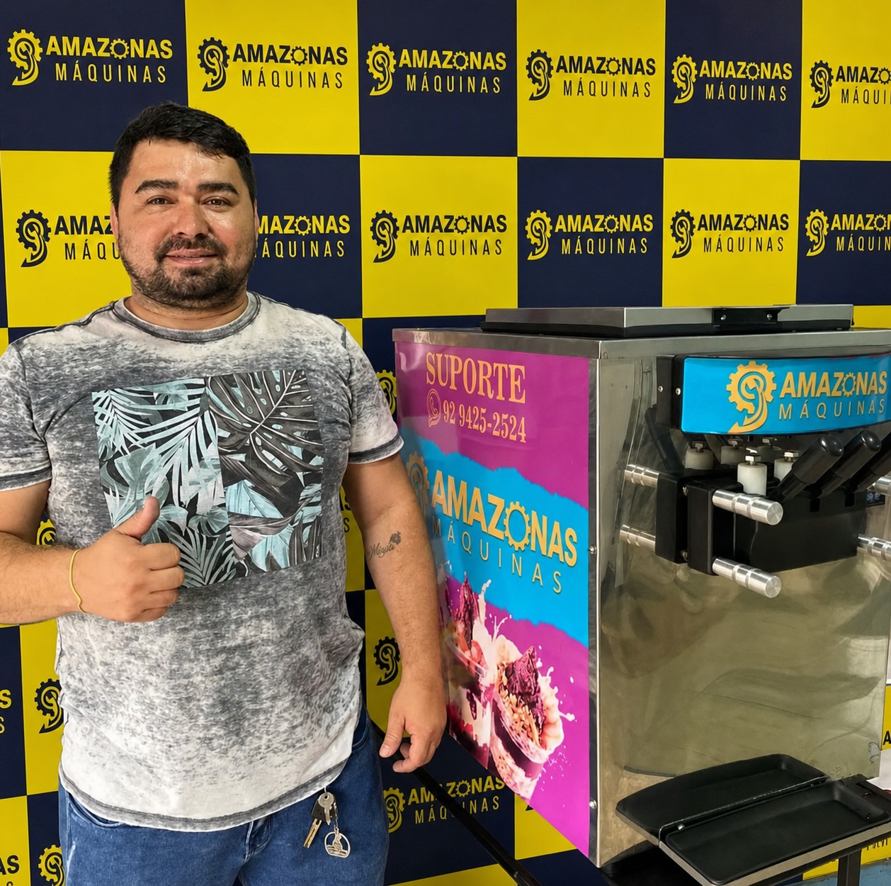 Cliente ao lado de máquina Amazonas Máquinas