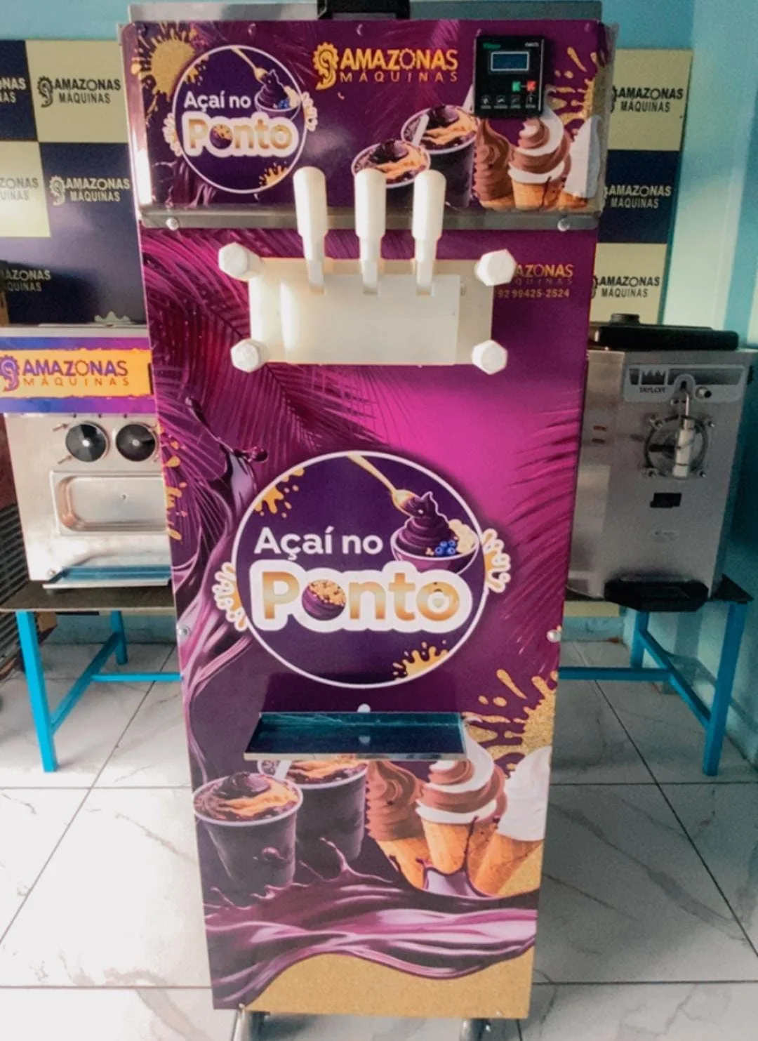 Máquina de três bicos com envelopamento Açaí no Ponto