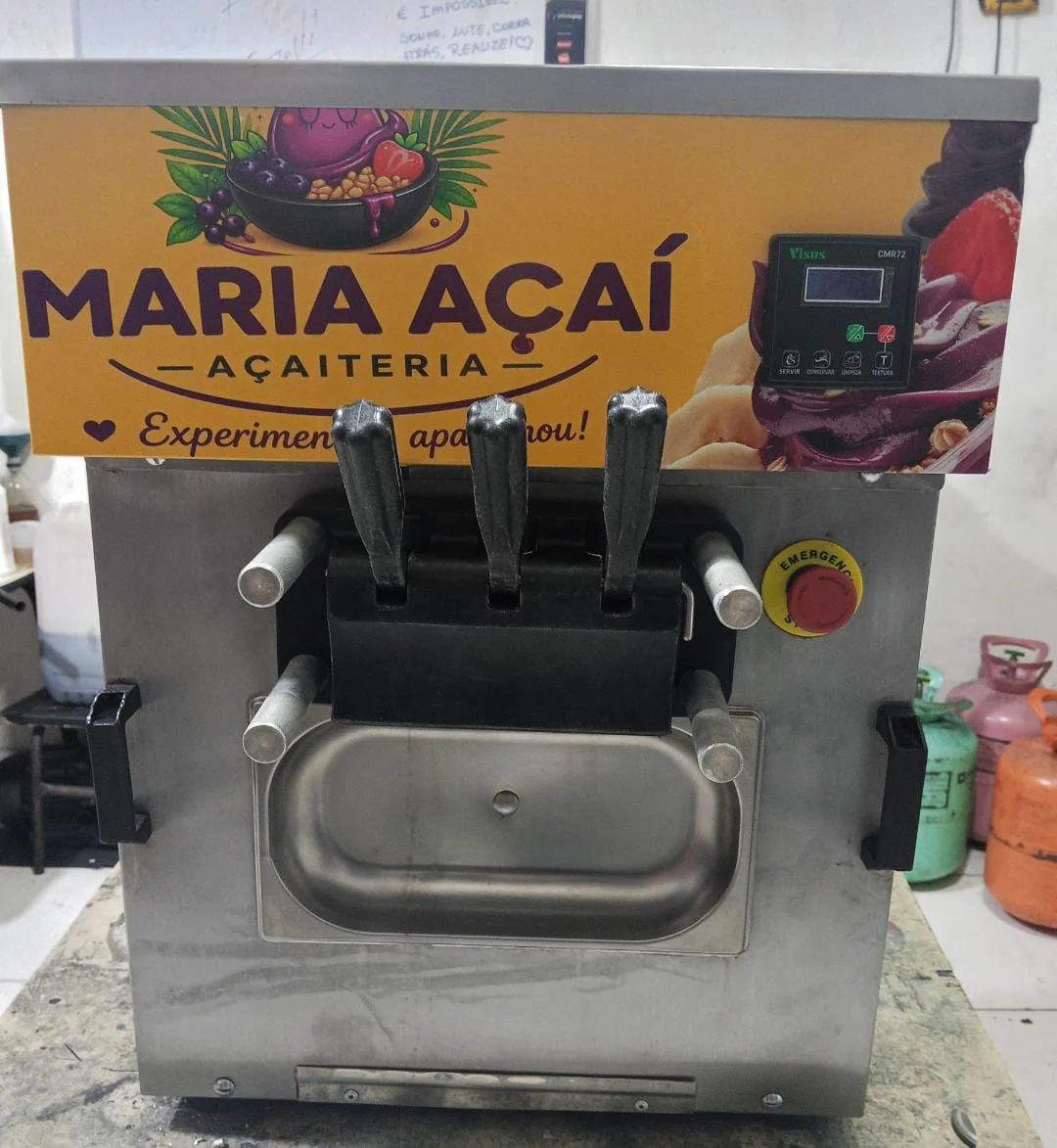 Máquina de três bicos com envelopamento Maria Açaí
